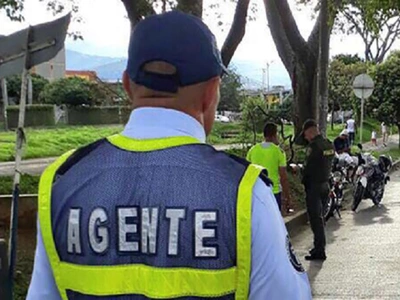 127 agentes de tránsito no pueden salir a regular el tráfico de Cali: Roberto Ortiz Urueña