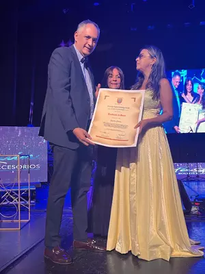 Sandra Rivera creadora de los Premios Cristo Rey fue exaltada por el Concejo