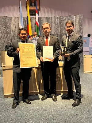 Colegio Berchmans recibe condecoración en sus 90 años