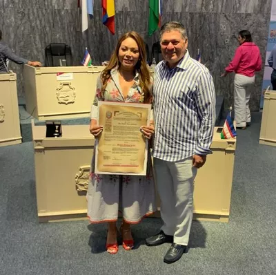 Secretaria de Educación del Valle recibió condecoración en reconocimiento a su carrera profesional como abogada