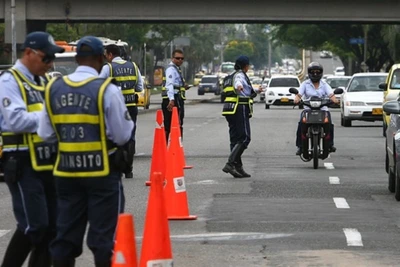 Establecer protocolos para puestos de control a cargo de agentes de tránsito
