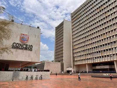 Escudo de Cali en fachada del Concejo