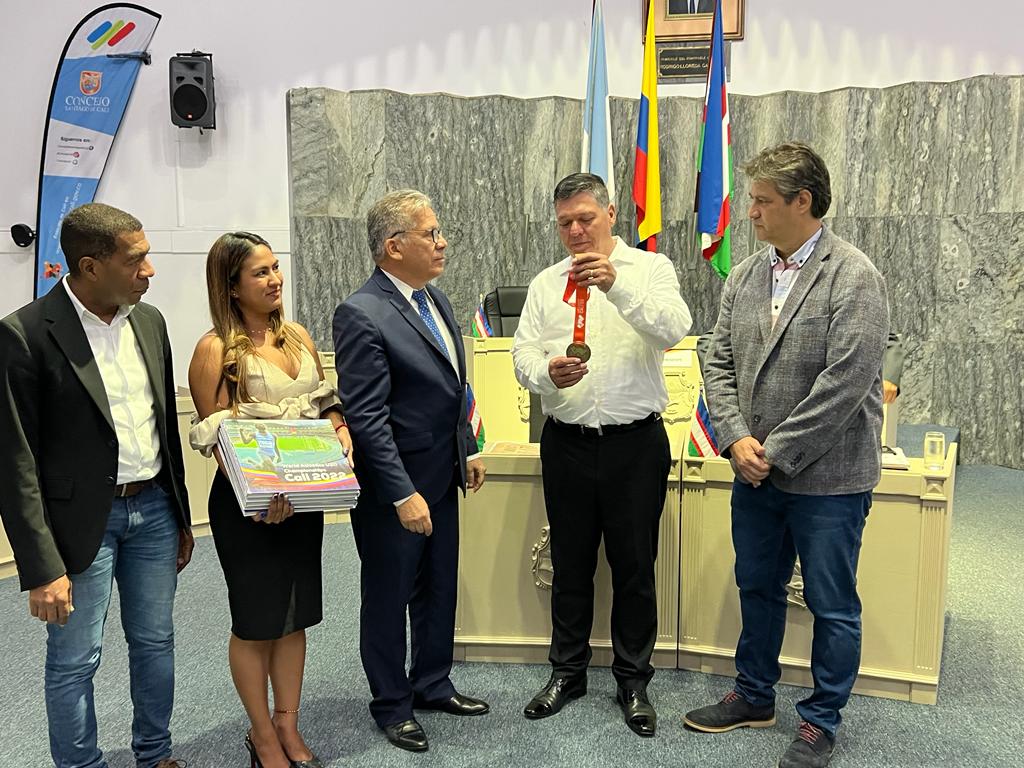 Medalla de oro del mundial sub20 de atletismo fue otorgada al Concejo Distrital y al Concejal Roberto Rodríguez Zamudio