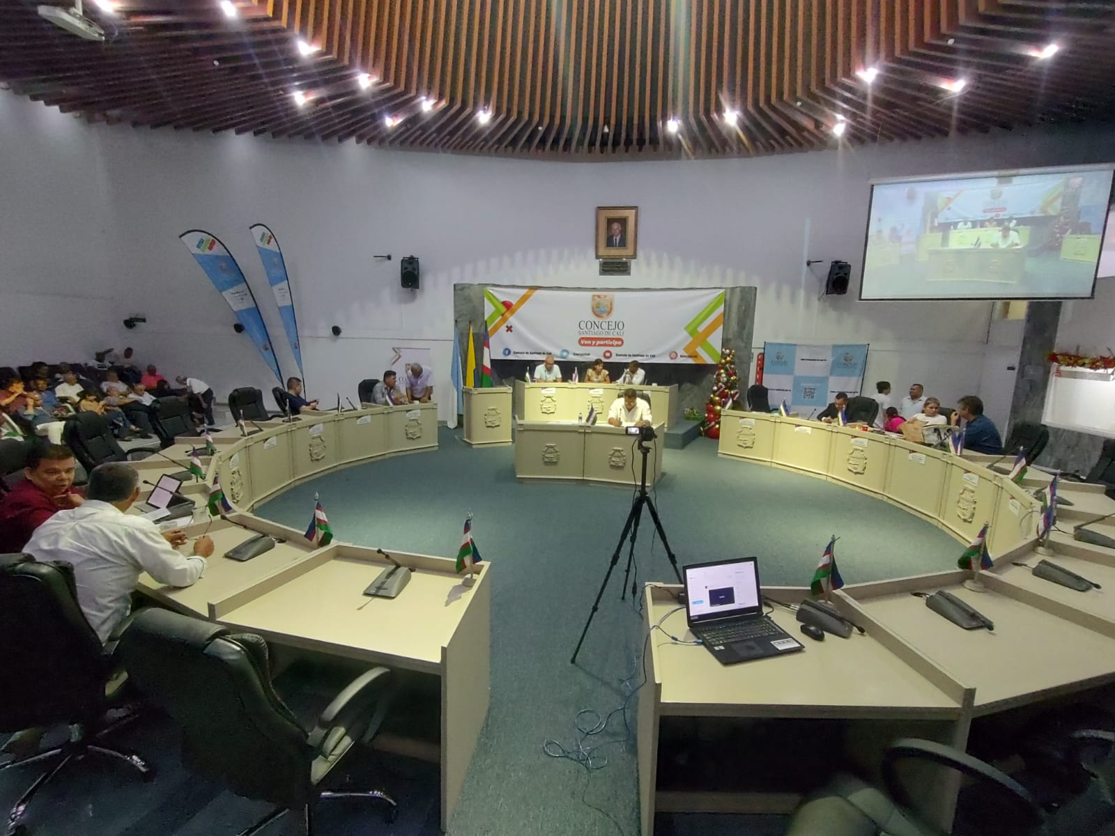 Recursos para mujer, comedores comunitarios, subsidios de servicios y sobretasa ambiental pasaron el segundo debate